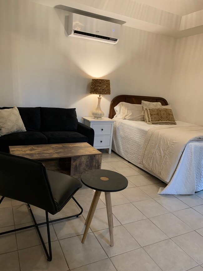 1144 NW 7th Ave, Unit All inclusive Boho Studio in Fort Lauderdale, FL - Building Photo - Building Photo