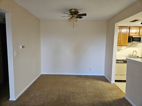 912 Tenderfoot Hill Rd, Unit 204 in Colorado Springs, CO - Foto de edificio - Building Photo