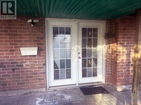 30 Colleen St in Markham, ON - Building Photo