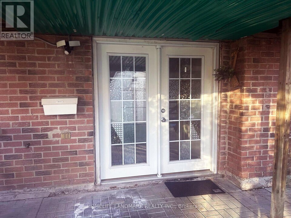 30 Colleen St in Markham, ON - Building Photo