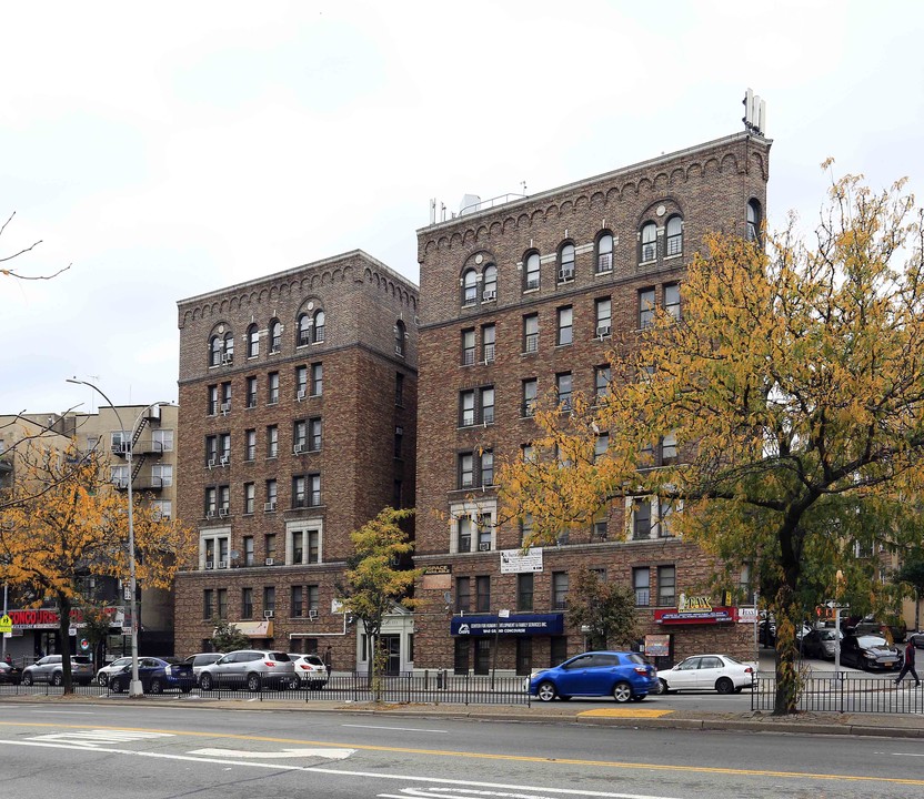 Royal Plaza in Bronx, NY - Foto de edificio