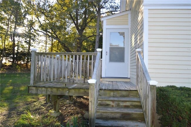 412 Mitchell's Ln in Middletown, RI - Building Photo - Building Photo