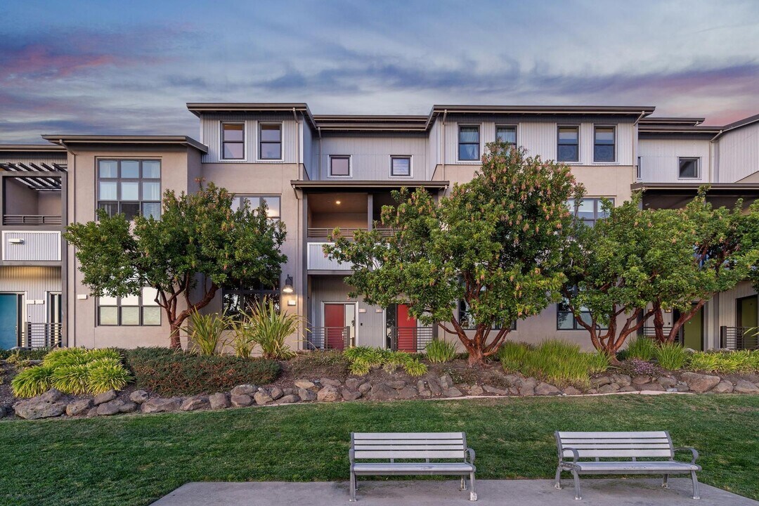 2875 Regatta Dr in Oakland, CA - Building Photo