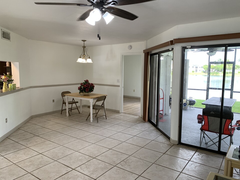 1051 Jefferson Dr, Unit K in Homestead, FL - Foto de edificio