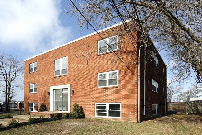 Adams Place in New Brunswick, NJ - Foto de edificio - Building Photo