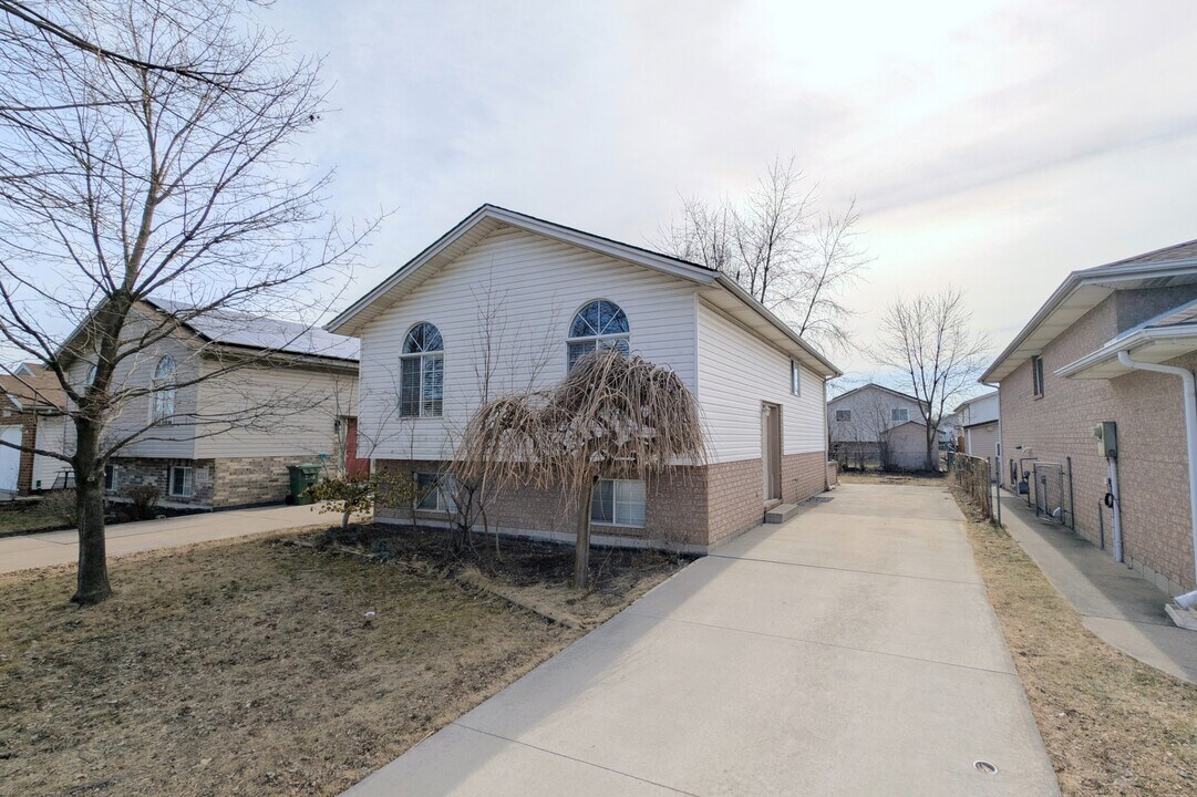 1309 Giselle Crescent in Windsor, ON - Building Photo