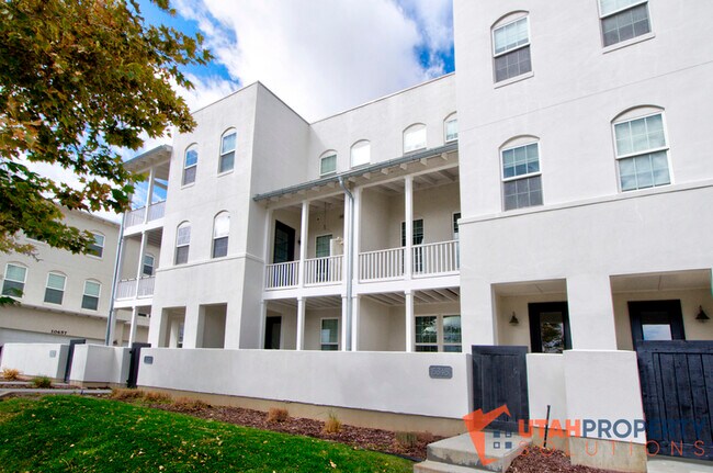 5348 W South Jordan Pky in South Jordan, UT - Foto de edificio - Building Photo