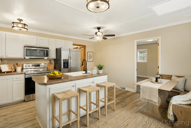 208 Blue Moon Ln in Candler, NC - Building Photo - Building Photo