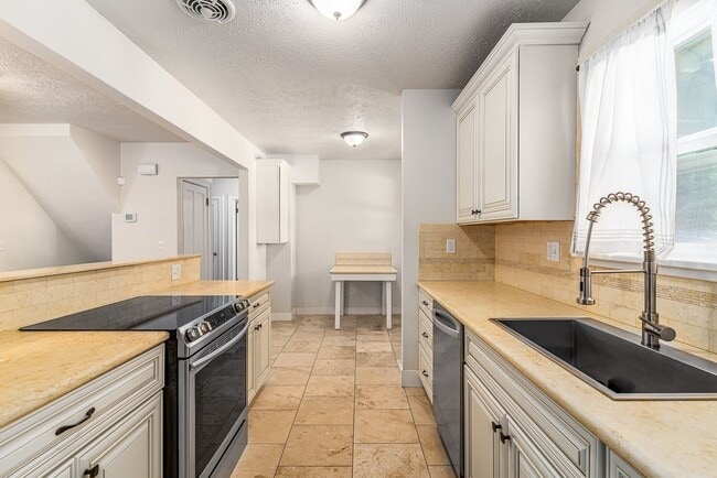 2227 S Grand Blvd in Spokane, WA - Building Photo - Building Photo