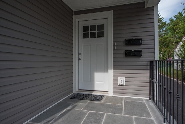 32 Linden Ave in Floral Park, NY - Foto de edificio - Building Photo