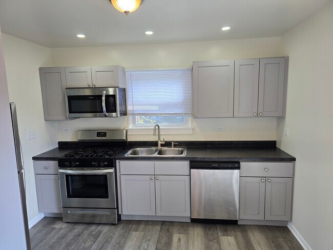 2414 Emlong St in Joliet, IL - Building Photo - Building Photo