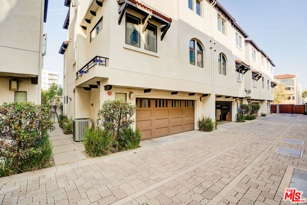 5937 W Luna Park in Los Angeles, CA - Building Photo