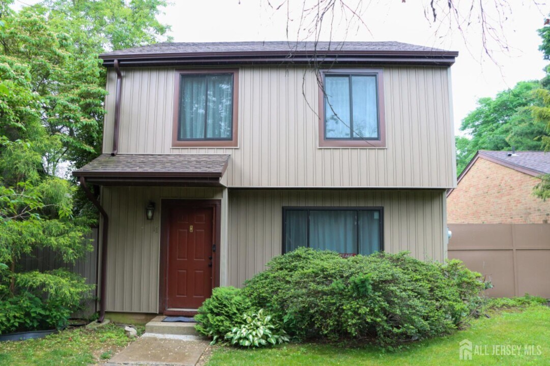 12 Sheffield Ct in East Brunswick, NJ - Building Photo