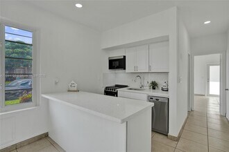 2160 Bay Dr in Miami Beach, FL - Foto de edificio - Building Photo