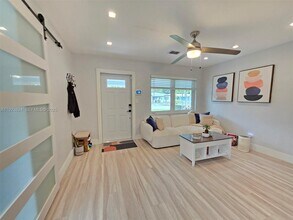 250 NE 42nd St in Oakland Park, FL - Building Photo - Building Photo