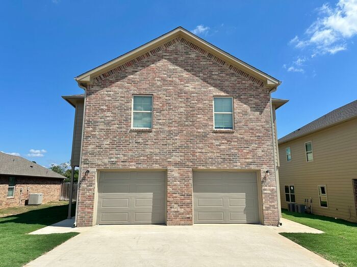 6221 Villa Rosa Way in Tyler, TX - Building Photo