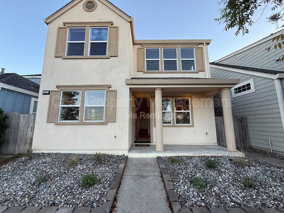 2527 N Village Dr in Santa Rosa, CA - Building Photo