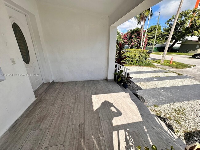 1230 NW 35th St in Miami, FL - Building Photo - Building Photo