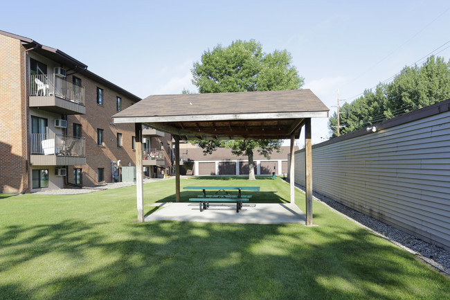 Kirkwood Manor Apartments in Bismarck, ND - Foto de edificio - Building Photo