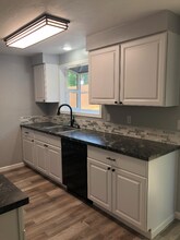 320 Kanuku St SE in Salem, OR - Foto de edificio - Building Photo