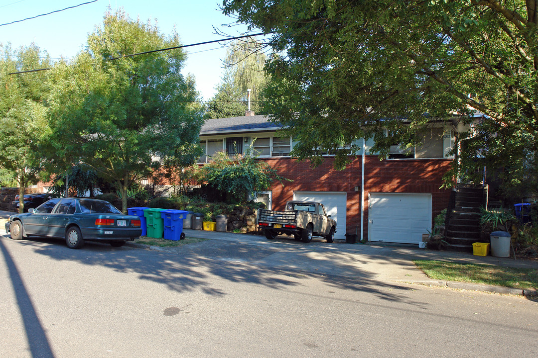 3909 SE Woodward St in Portland, OR - Building Photo