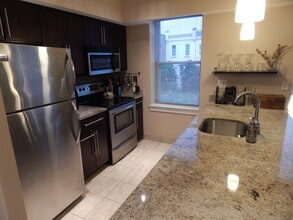 420 16th St SE, Unit 201 in Washington, DC - Foto de edificio - Building Photo
