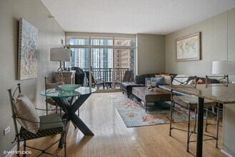 21 W Chestnut St in Chicago, IL - Building Photo - Building Photo