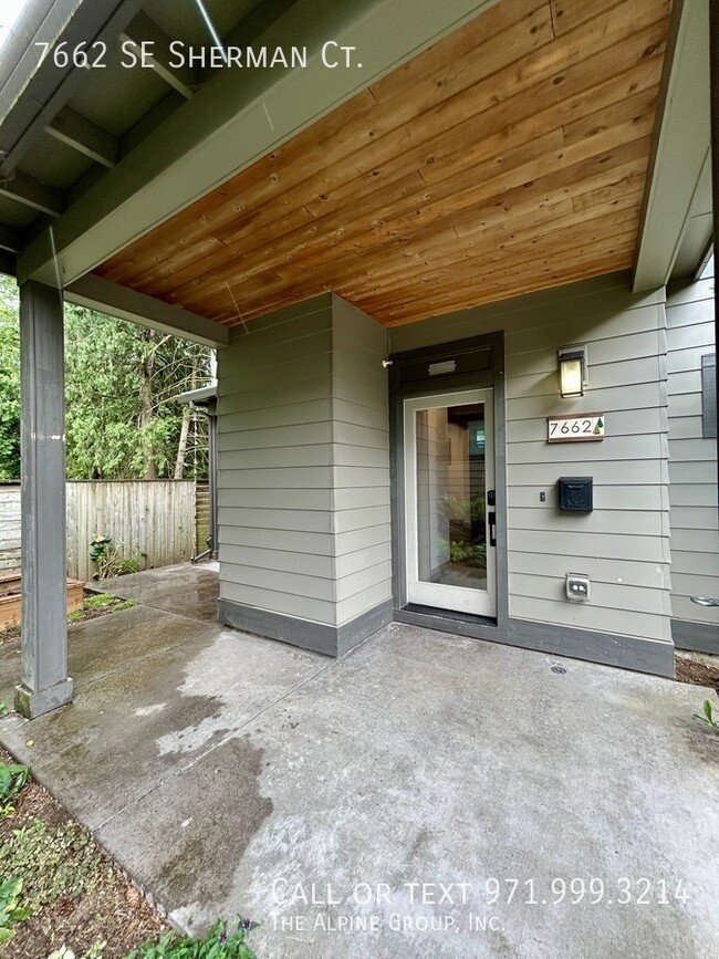 7662 SE Sherman St in Portland, OR - Building Photo - Building Photo