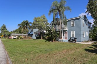 Crescent Lake Apartments in St. Petersburg, FL - Building Photo - Building Photo