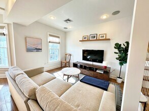 520 Sumner St, Unit 3 in Boston, MA - Building Photo - Building Photo