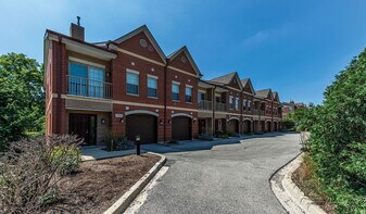 1 Elm Creek Dr in Elmhurst, IL - Building Photo