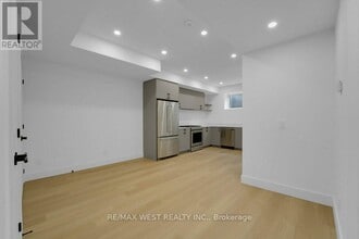 661 Winona Dr in Toronto, ON - Building Photo - Building Photo