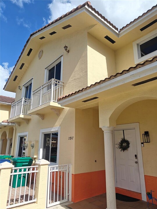 17847 NW 74th Path in Hialeah, FL - Foto de edificio