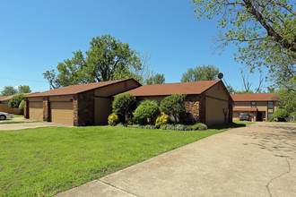 Rockford Duplexes in Tulsa, OK - Building Photo - Building Photo