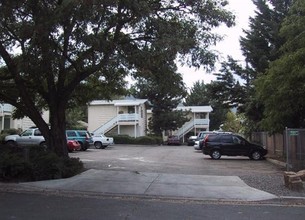 1301 Iowa St in Ashland, OR - Foto de edificio - Building Photo