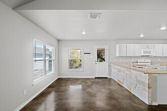 1050 Lavaca in Canyon Lake, TX - Building Photo - Building Photo