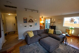 7771 Jaguar Cir in Anchorage, AK - Building Photo