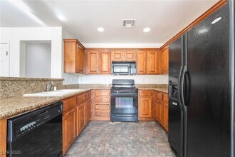 7858 Windhamridge Dr in Las Vegas, NV - Building Photo - Building Photo