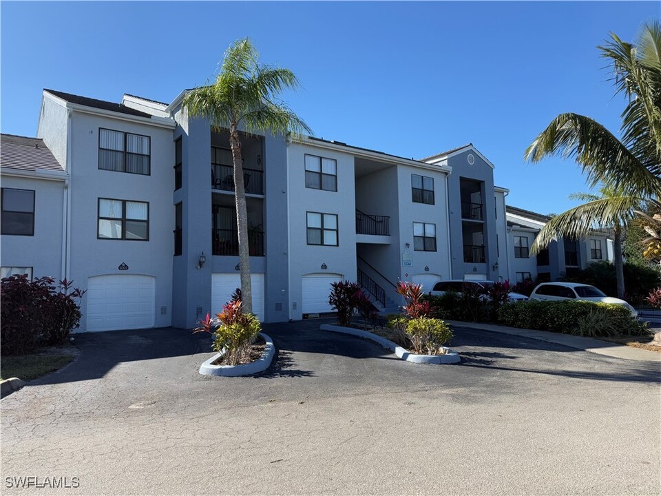 13561 Eagle Ridge Dr in Ft. Myers, FL - Foto de edificio