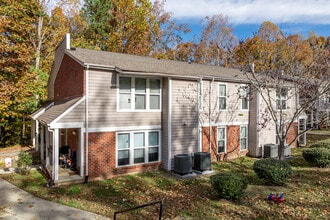 Lafayette Village Family Apartments in Williamsburg, VA - Foto de edificio - Building Photo