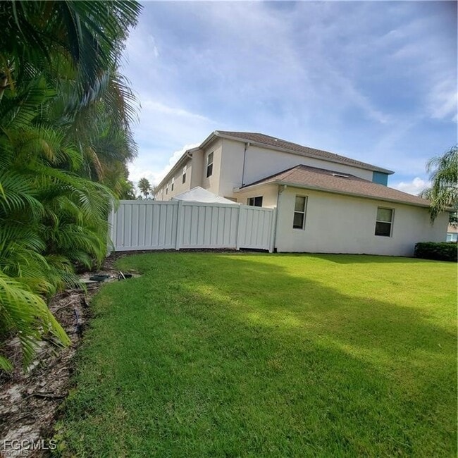 3616 Pine Oak Cir in Ft. Myers, FL - Building Photo - Building Photo
