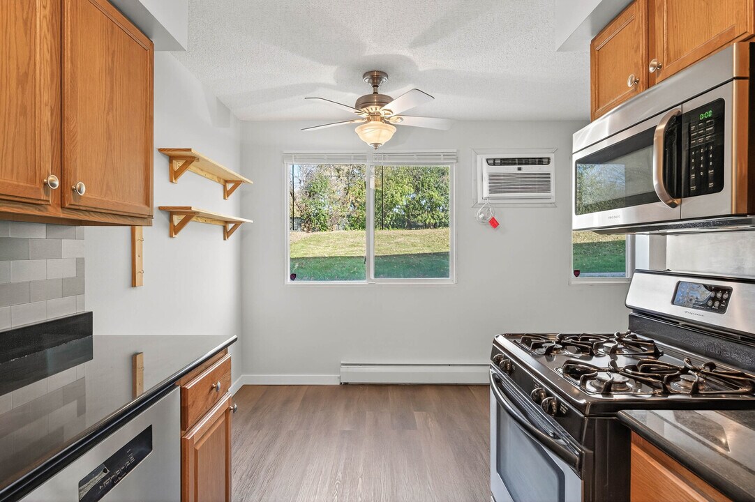 2720 Rosalyn Ct in New Hope, MN - Building Photo