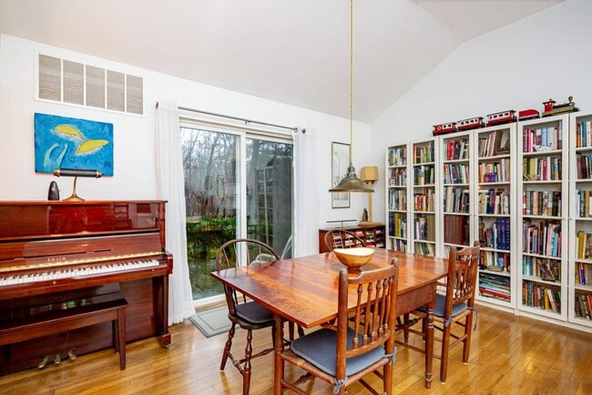 98 Thomas Ave in East Hampton, NY - Building Photo - Building Photo