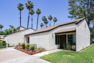 Villa Hemet in Hemet, CA - Building Photo