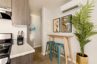 911 SE 26th Ave in Portland, OR - Foto de edificio - Building Photo