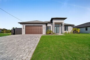 2521 Diplomat Pkwy W in Cape Coral, FL - Building Photo