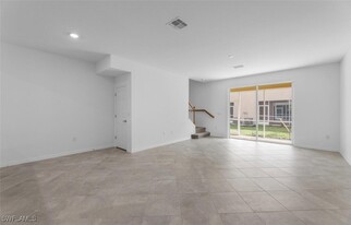 2871 Blossom Wy in Naples, FL - Building Photo - Building Photo