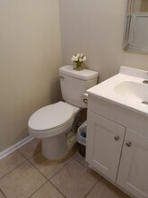 42 Duncan Way in Freehold, NJ - Foto de edificio - Building Photo