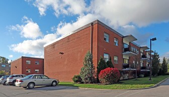 242 Oakdale Ave in St Catharines, ON - Building Photo