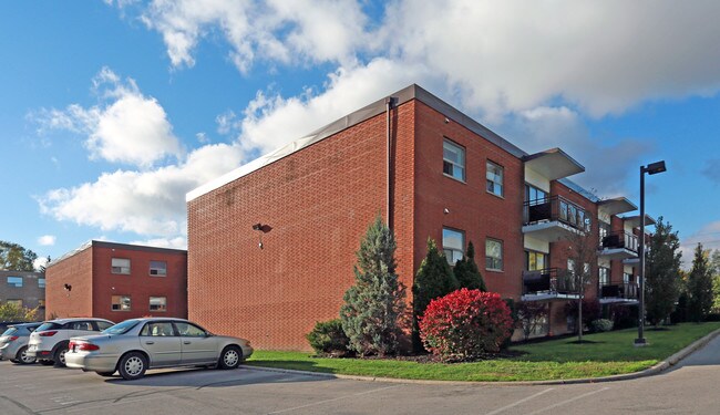 242 Oakdale Ave in St Catharines, ON - Building Photo - Primary Photo